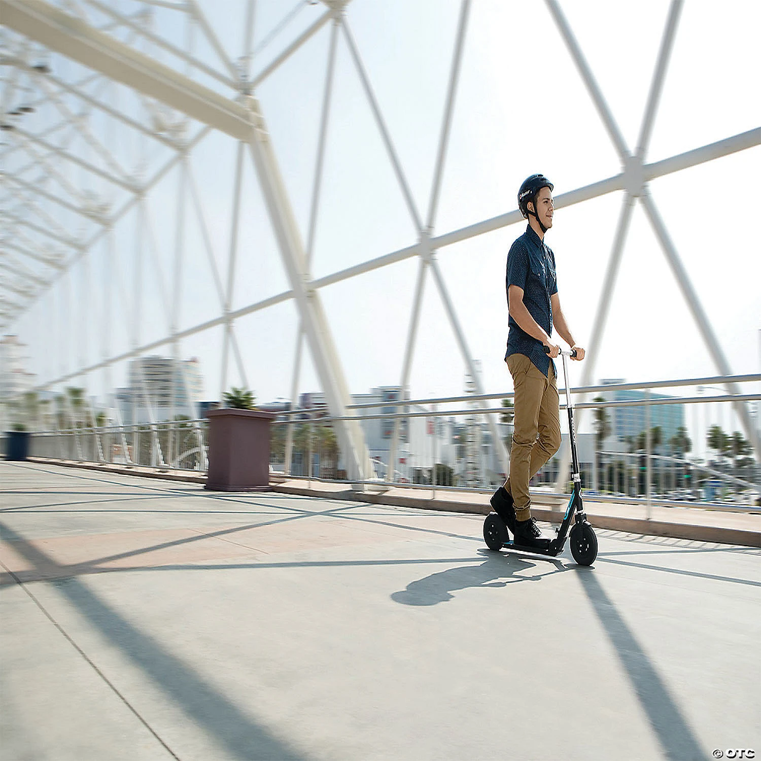 Razor A5 Air Scooter: Black 2 Razor A5 Air Scooter: Black - Image 2